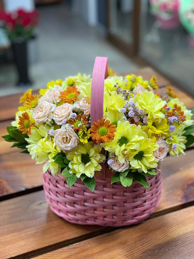 Цветочная композиция из Хризантемы и Розы в корзине в Клишино